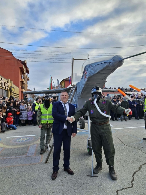 Кукерски и маскарадни състави "гониха злото" в центъра на Павел баня