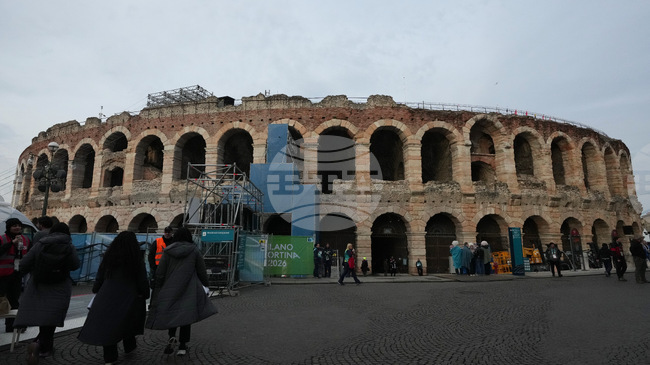 Стотици хора излязоха по улиците на Верона няколко часа преди церемонията по закриването на Олимпийските игри, за да протестират срещу разходите за жилища и екологичните проблеми