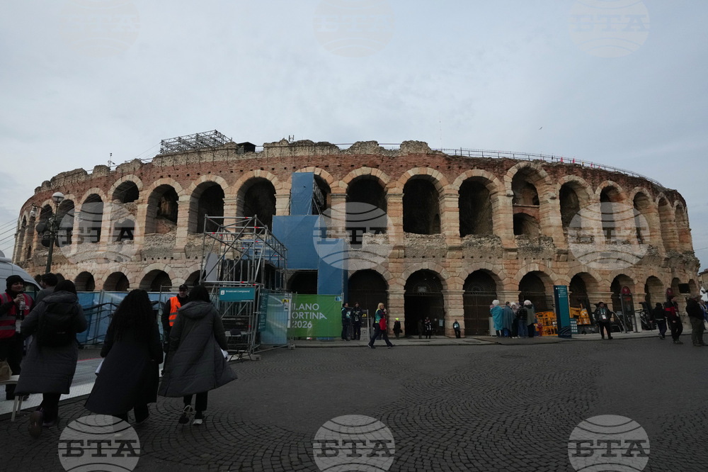 Стотици хора излязоха по улиците на Верона няколко часа преди церемонията по закриването на Олимпийските игри, за да протестират срещу разходите за жилища и екологичните проблеми
