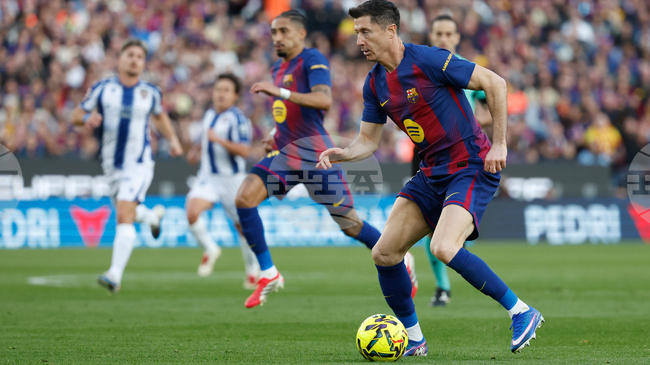 Нападателят на Барселона Левандовски получи сътресение на мозъка