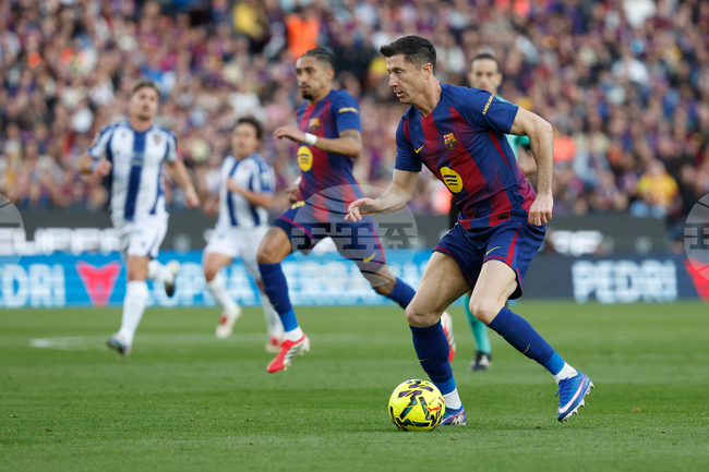 Нападателят на Барселона Левандовски получи сътресение на мозъка