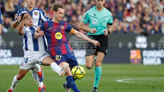 Треньорът на Барселона Флик за контузията на Де Йонг: „Това е лоша ситуация, но трябва да я приемем“