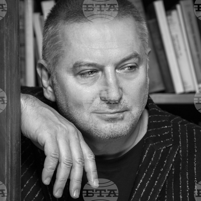 Трябва да си върнем усещането за общност, да укротим истерията и да започнем да си приказваме, казва писателят Георги Господинов