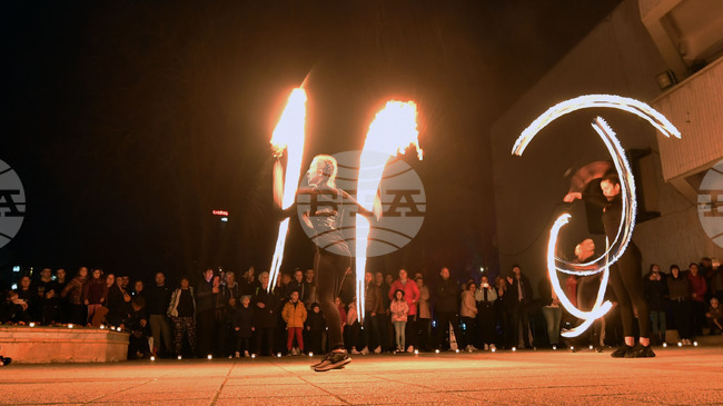 Осветлението на обществени сгради в Разград ще бъде загасено тази вечер за час, а мажоретки ще изнесат светлинен спектакъл на площада