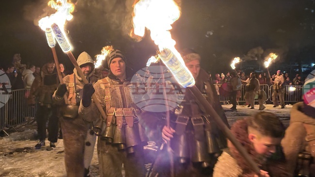 Сурвакарска група от град Батановци, област Перник, гони злите сили в Самоков на днешния празник Сирни заговезни