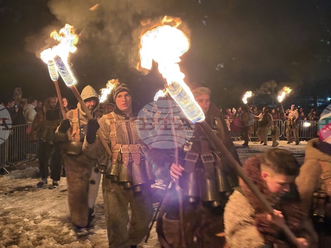 Сурвакарска група от град Батановци, област Перник, гони злите сили в Самоков на днешния празник Сирни заговезни