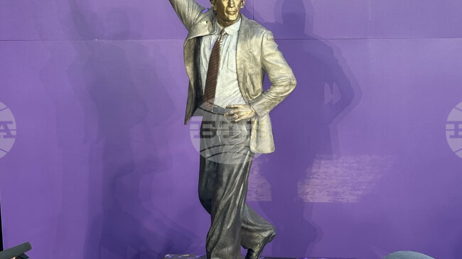 Лос Анджелис Лейкърс откри статуя на легендарния си треньор Пат Райли