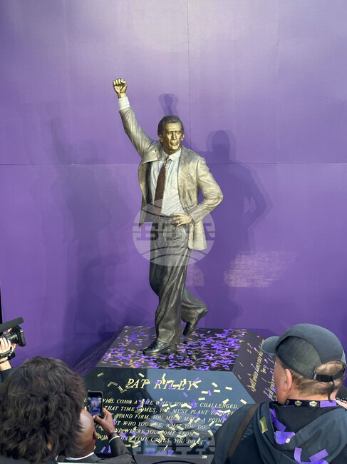 Лос Анджелис Лейкърс откри статуя на легендарния си треньор Пат Райли