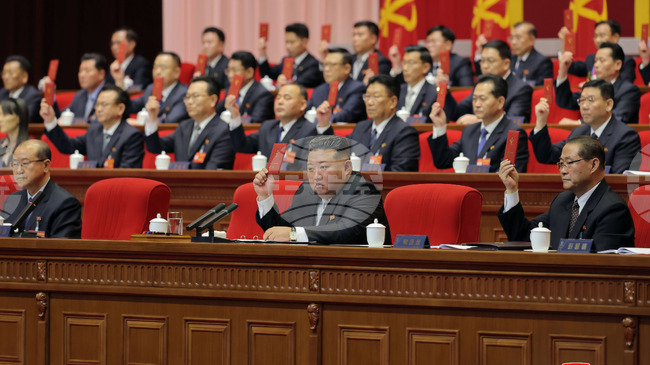 Конгресът на севернокорейската управляваща партия укрепи властта на Ким Чен-ун и курса към ядрено въоръжаване