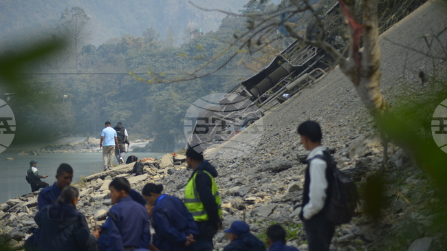 Най-малко 19 души загинаха при катастрофа на автобус в Непал
