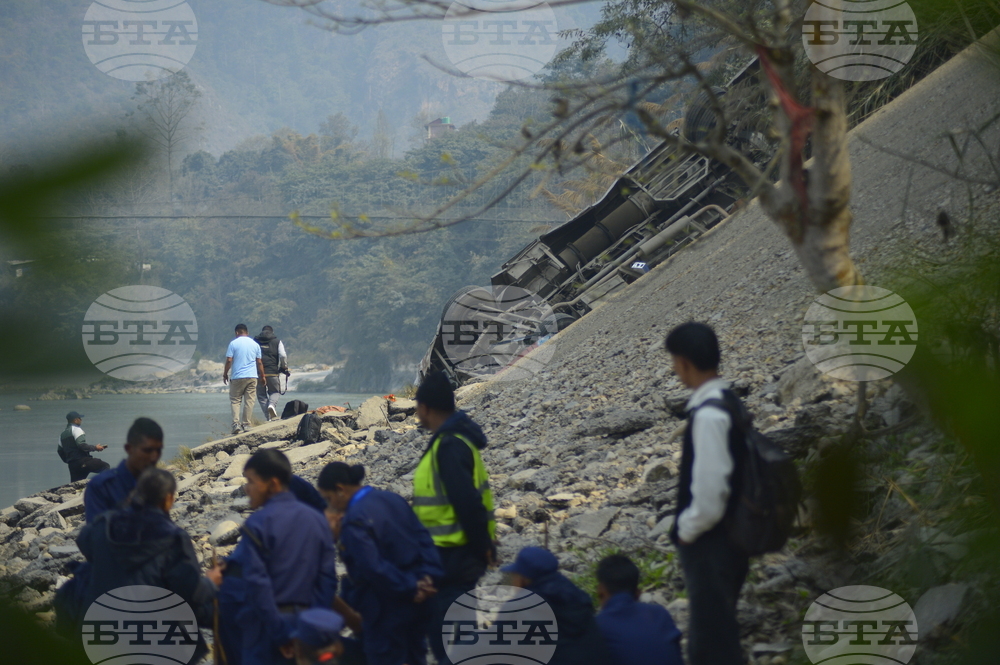 Най-малко 19 души загинаха при катастрофа на автобус в Непал