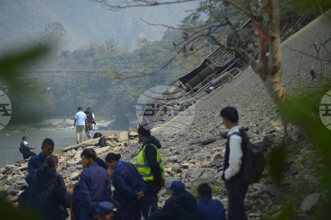 Най-малко 19 души загинаха при катастрофа на автобус в Непал