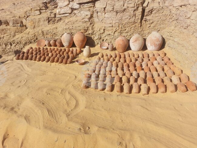 Египетски археолози откриха скални гробници на над 4000 години, съдържащи десетки древни артефакти