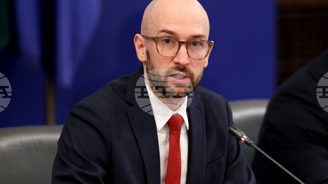 Призовавам държавните ведомства да индексират с 5 на сто заплатите на служителите, каза служебният министър на финансите Георги Клисурски