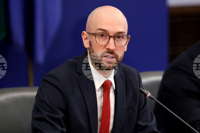 Призовавам държавните ведомства да индексират с 5 на сто заплатите на служителите, каза служебният министър на финансите Георги Клисурски