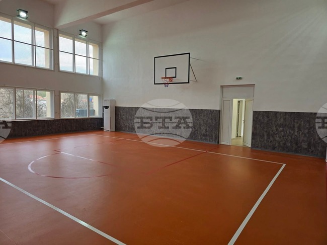 Обновен е физкултурният салон на Основното училище в петричкото село Марикостиново