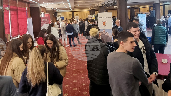 В Плевен започна изложението „Избирам да уча и остана в България“