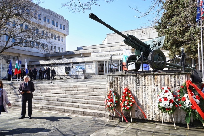 Община Бургас иска от държавата зрителната зала и библиотеката на Военния клуб за културна дейност