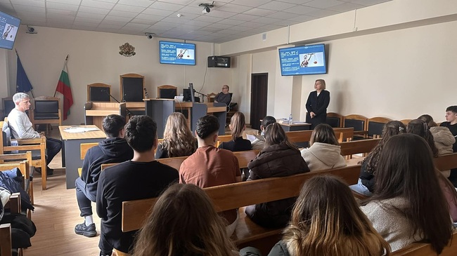 Окръжен съд – Кюстендил: Ученици, десетокласници от ПМГ „Проф. Емануил Иванов“ – Кюстендил гостуваха в Окръжен съд Кюстендил и научиха, че обида, клевета, принуда са престъпления