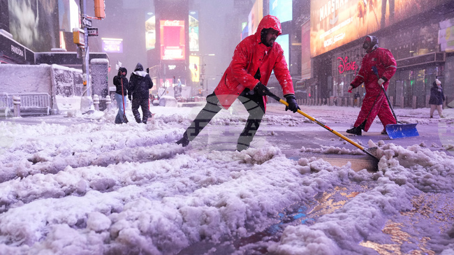 Милиони хора в североизточната част на САЩ бяха блокирани по домовете си заради обилни снеговалежи