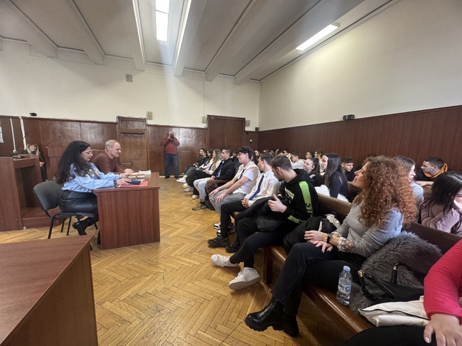 Ученици от 10 и 11 клас от Хасково се запознаха каква е конкретната работа на съдията, прокурора и следователя по време на образователна програма