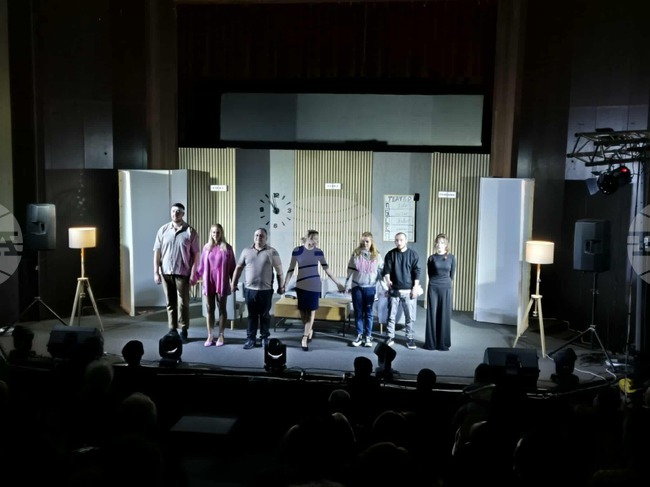 Комедията „Чакащи артисти“ беше представена в Центъра за култура в Босилеград