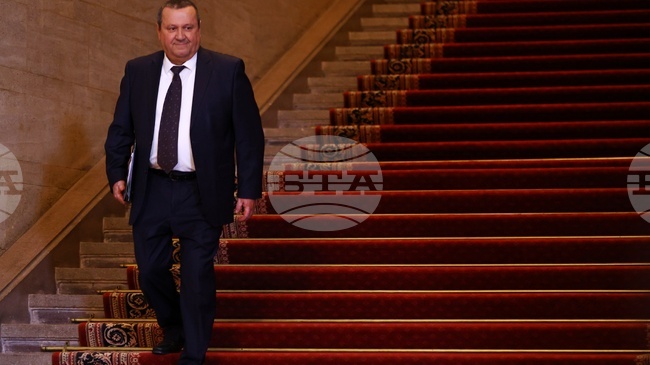 Ангажираме се по никакъв начин да не се позволява корпоративен вот чрез инструментите на социалната политика, каза служебният министър Хасан Адемов