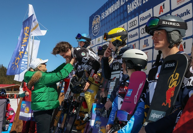 Весела Лечева награди победителите в отборната надпревара на младежкото Световно първенство по сноуборд в Банско 