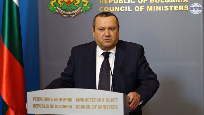 Ангажираме се по никакъв начин да не се позволява корпоративен вот чрез инструментите на социалната политика, каза служебният министър Хасан Адемов