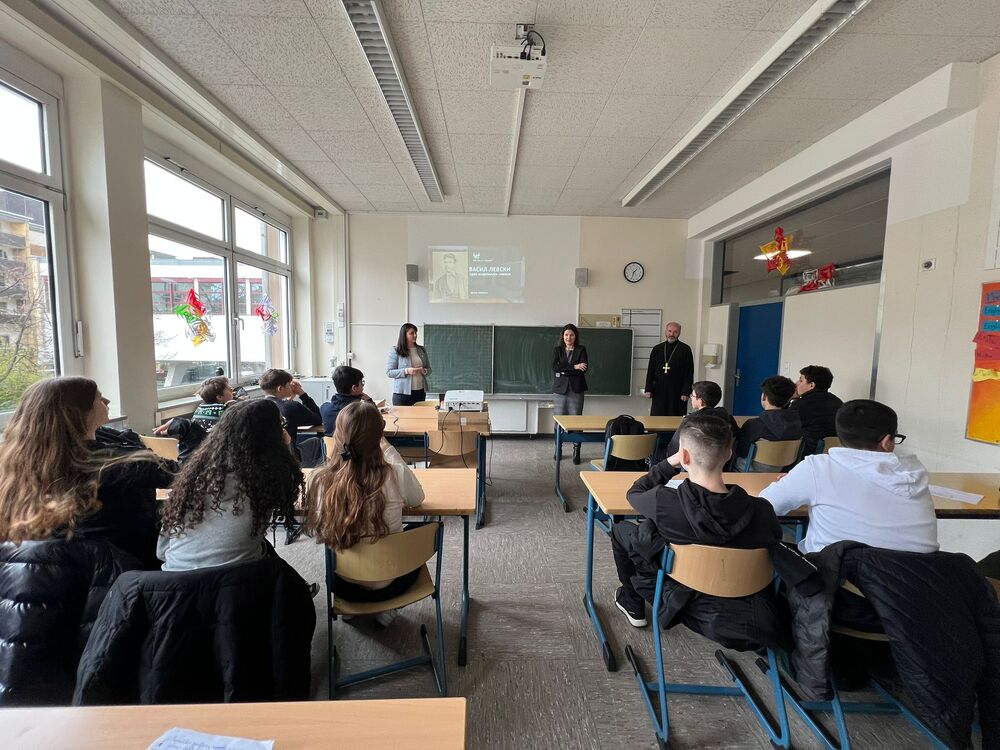 Открит урок, посветен на 153 години от гибелта на Апостола на свободата, се състоя в училище „Васил Левски“ във Франкфурт на Майн