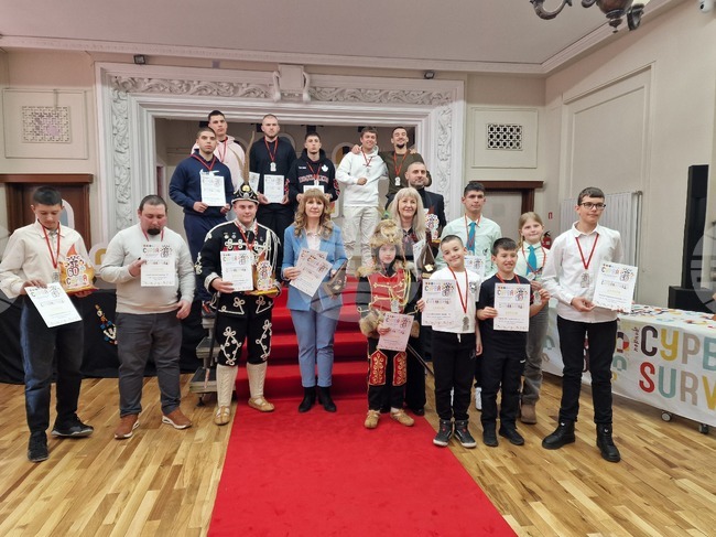 Две училища си поделиха златния приз от детската „Сурвакариада“ в Перник