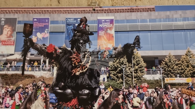 Фотографът Жейна Желева откри изложба със снимки от 20 издания на Фестивала на маскарадните игри в Стара Загора