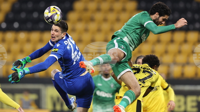 С човек по-малко Ботев Пловдив измъкна успех срещу Лудогорец с гол в добавеното време и остави "орлите" на 10 точки зад Левски