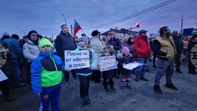 Протестиращи затвориха кръстовището на ул. „Бъдеще“ и Околовръстния път в кв. „Суходол“