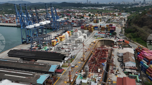 Панама поема контрола над две пристанища на Панамския канал