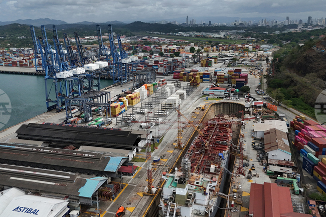 Панама поема контрола над две пристанища на Панамския канал
