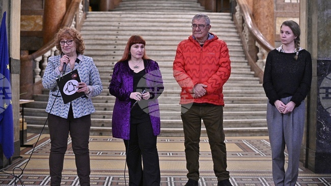 Ще видите снимки от романтичните години на българската база, каза Иглика Трифонова при откриването фотоизложбата ѝ „Антарктида и българите“