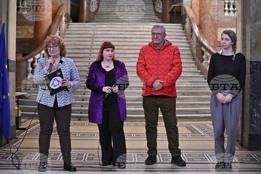 Ще видите снимки от романтичните години на българската база, каза Иглика Трифонова при откриването фотоизложбата ѝ „Антарктида и българите“