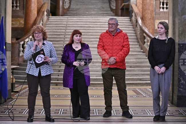 Ще видите снимки от романтичните години на българската база, каза Иглика Трифонова при откриването фотоизложбата ѝ „Антарктида и българите“