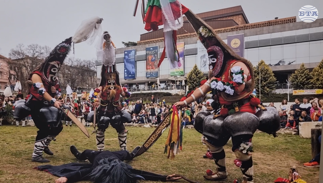 Фотографът Жейна Желева откри изложба със снимки от 20 издания на Фестивала на маскарадните игри в Стара Загора