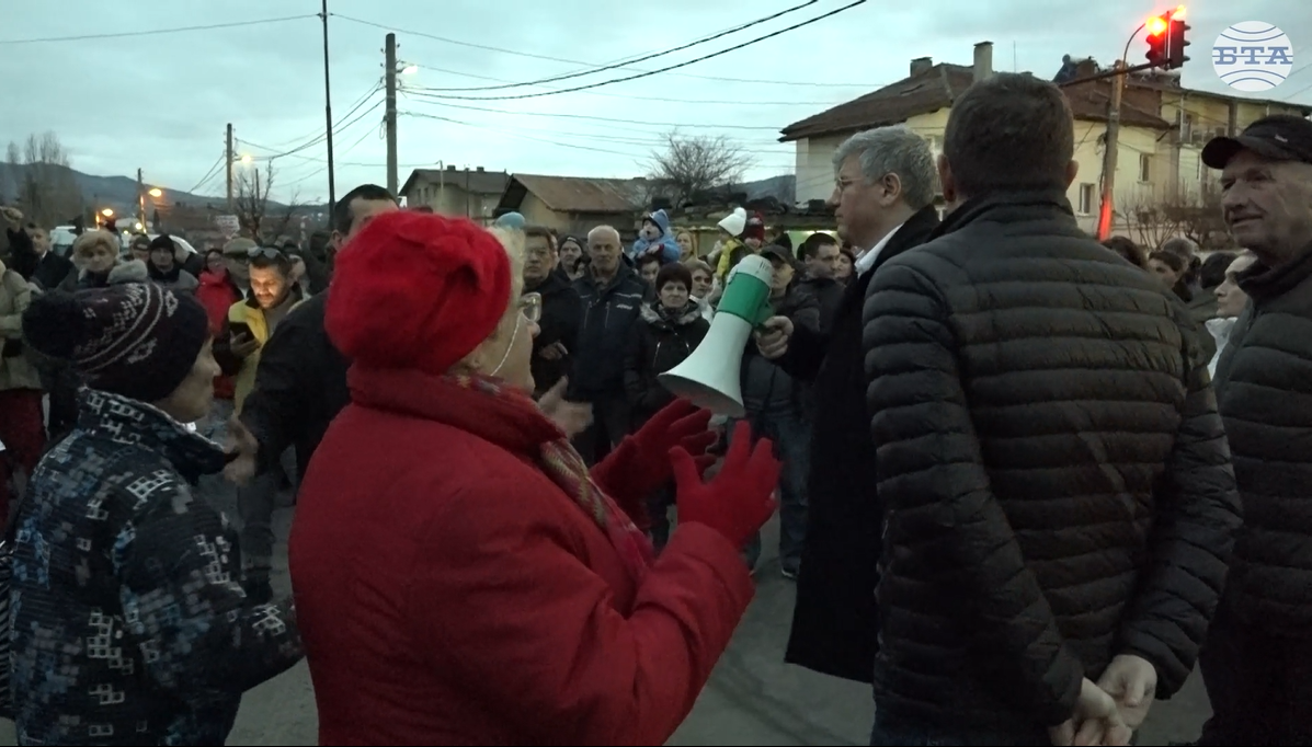 Протестиращи затвориха кръстовището на ул. „Бъдеще“ и Околовръстния път в кв. „Суходол“