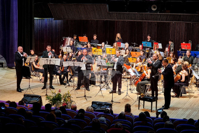 Изявени солисти свириха с учениците на Националното училище по изкуствата „Добри Христов“ на патронния му празник