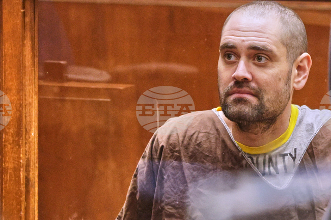 Синът на режисьора Роб Райнър пледира невинен по обвиненията в убийството на родителите си 