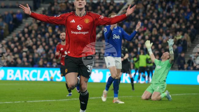 Манчестър Юнайтед продължи на десет мача серията си без загуба във Висшата лига