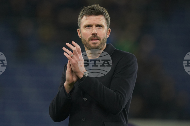 Мениджърът на Манчестър Юнайтед Майкъл Карик отхвърли призивите да пуска като титуляр Бенямин Шешко