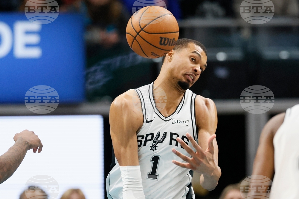 Spurs Pistons Basketball