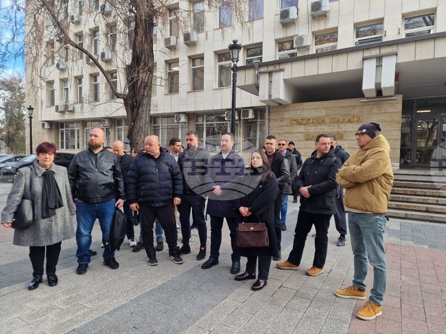 Близки на загиналото семейство на околовръстния път на Пловдив протестираха пред съда с искане за бърз и справедлив процес