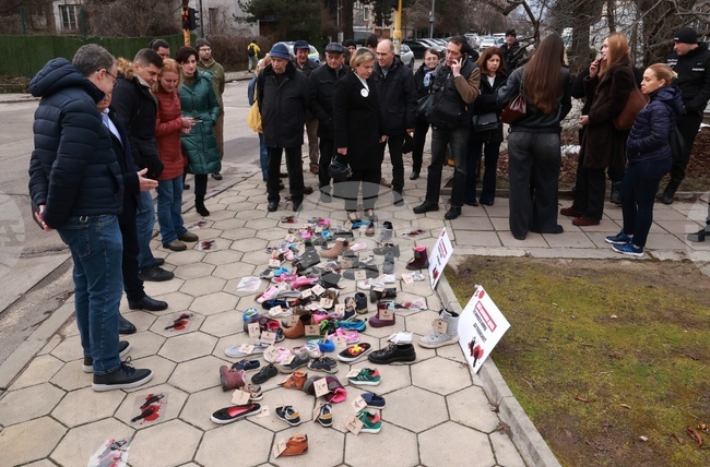 С детски обувки на тротоара и билборд до руското посолство ДСБ отбеляза четири години от началото на руската инвазия в Украйна