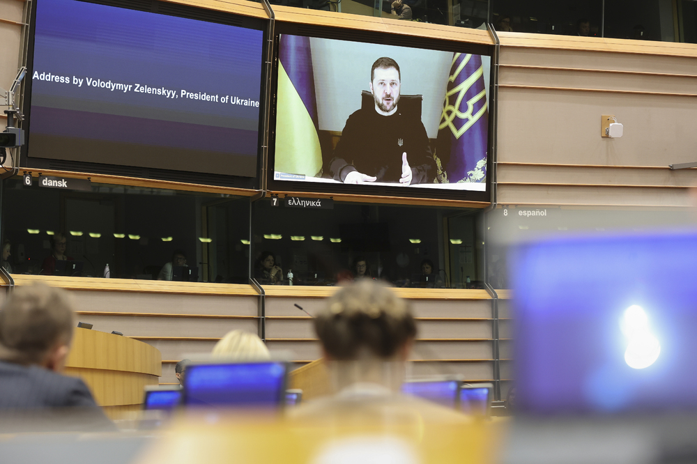 В свободния свят не трябва да има място за руски петрол, банки и военнопрестъпници, призова Зеленски в обръщение към евродепутатите