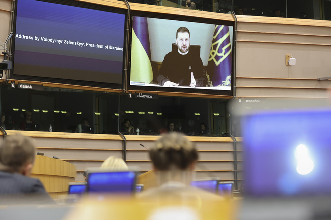 В свободния свят не трябва да има място за руски петрол, банки и военнопрестъпници, призова Зеленски в обръщение към евродепутатите